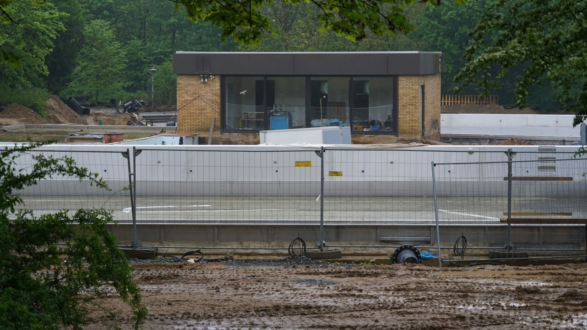 Auf dem Bild ist die Baustelle im Freibad zu sehen.