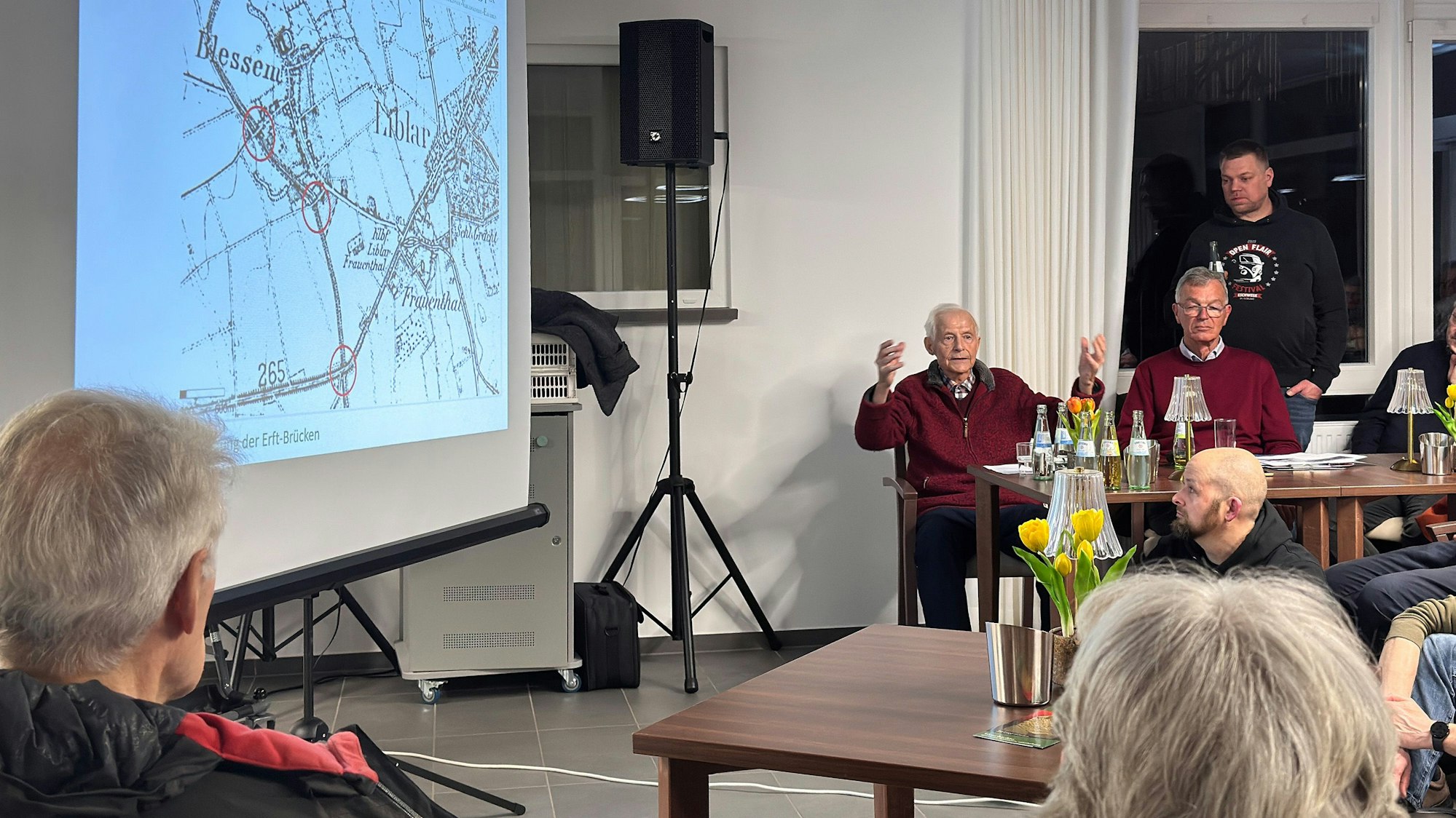 Das Foto zeigt den 90-jährigen Lokalhistoriker Albert Esser bei einem Vortrag.