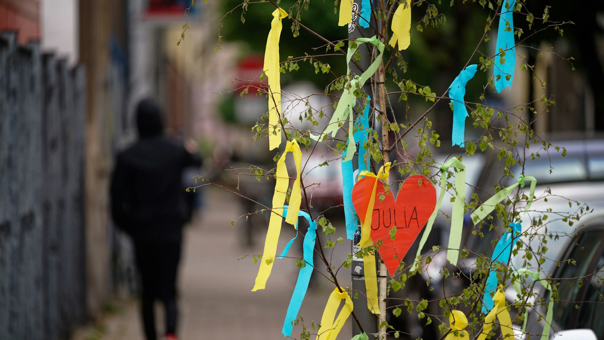 Ein Maibaum steht am Abend vor dem 1. Mai an einem Verkehrsschild.