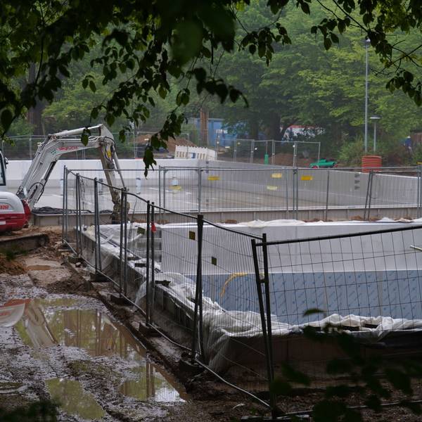 Auf dem Bild ist der Blick auf die Baustelle im Freibad zu sehen.