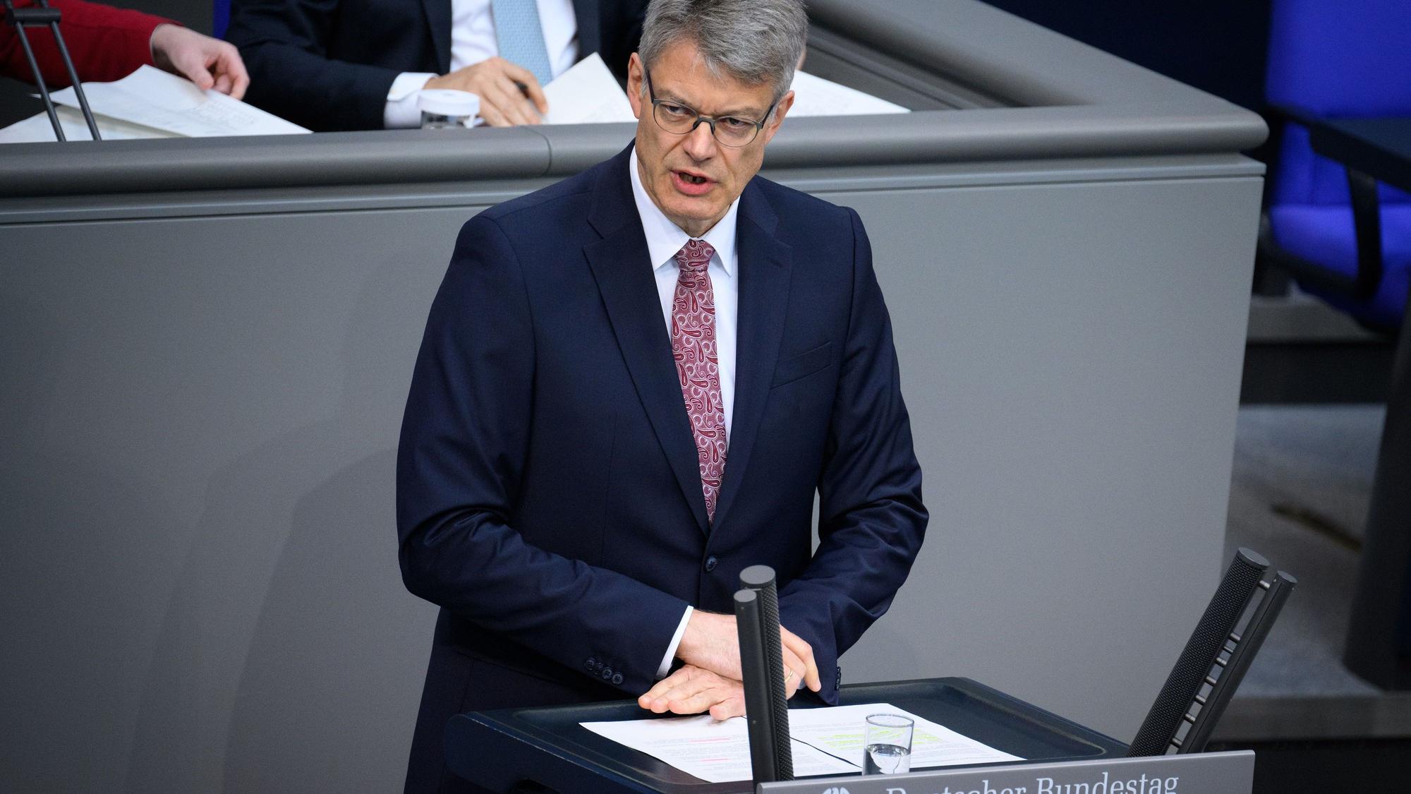 ARCHIV - 14.06.2024, Berlin: Patrick Schnieder (CDU) am Rednerpult des Deutschen Bundestags (zu dpa: «CDU-Kabinettsliste: Erfahrung und eine Prise Überraschung») Foto: Bernd von Jutrczenka/dpa +++ dpa-Bildfunk +++