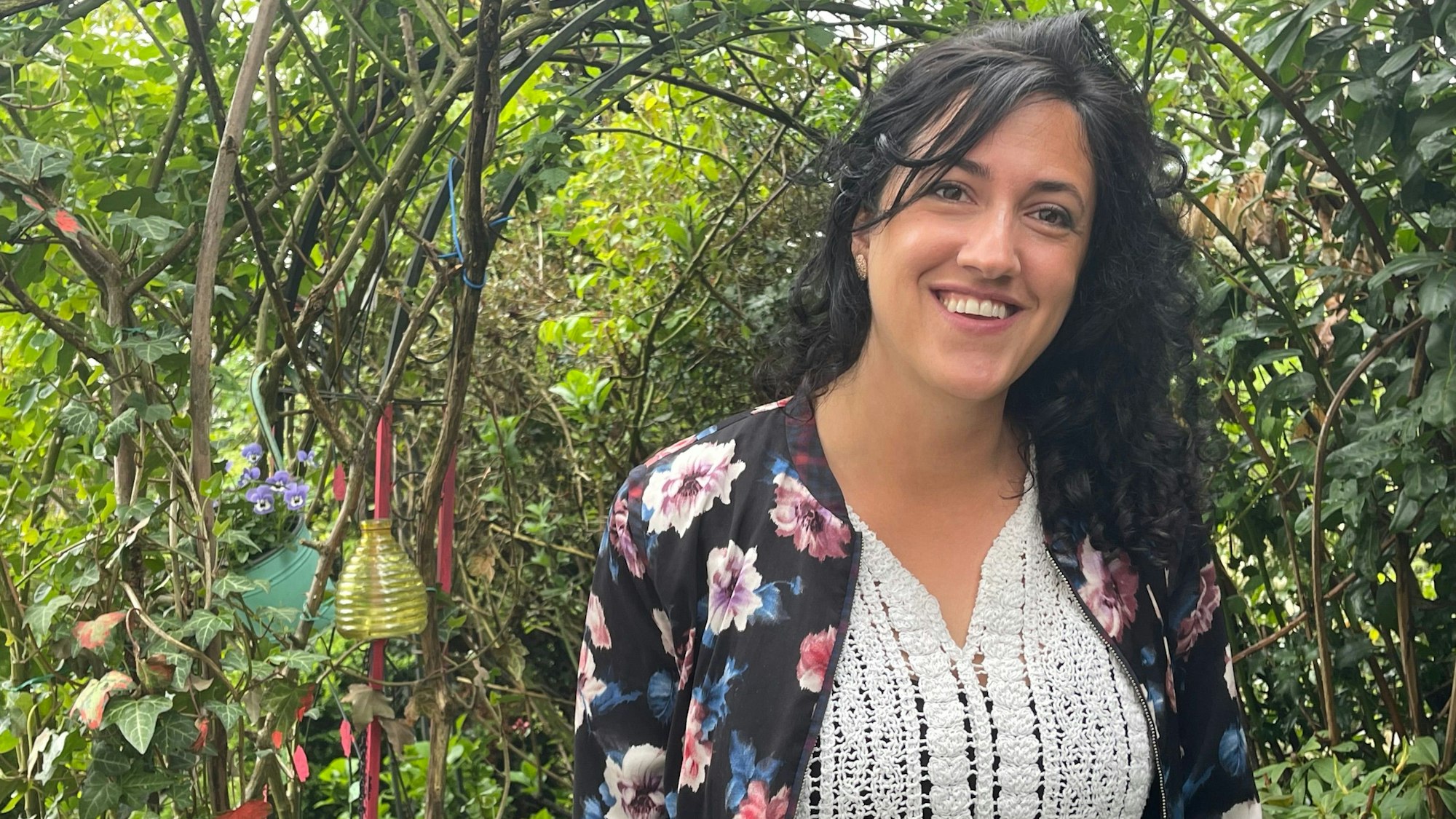 Porträt einer Frau in einem Garten