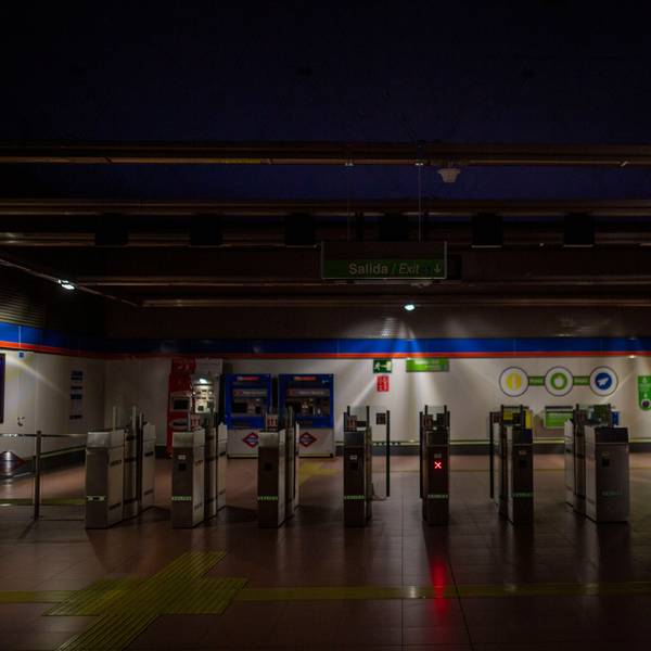 Menschenleere U-Bahn-Station während eines massiven Stromausfalls in der Hauptstadt. Betroffen sind weite Teile Spaniens und Portugals auf dem Festland.