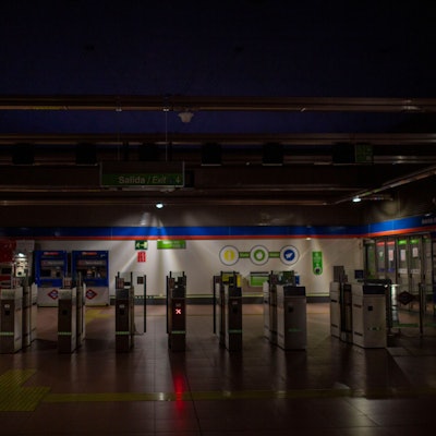 Menschenleere U-Bahn-Station während eines massiven Stromausfalls in der Hauptstadt. Betroffen sind weite Teile Spaniens und Portugals auf dem Festland.