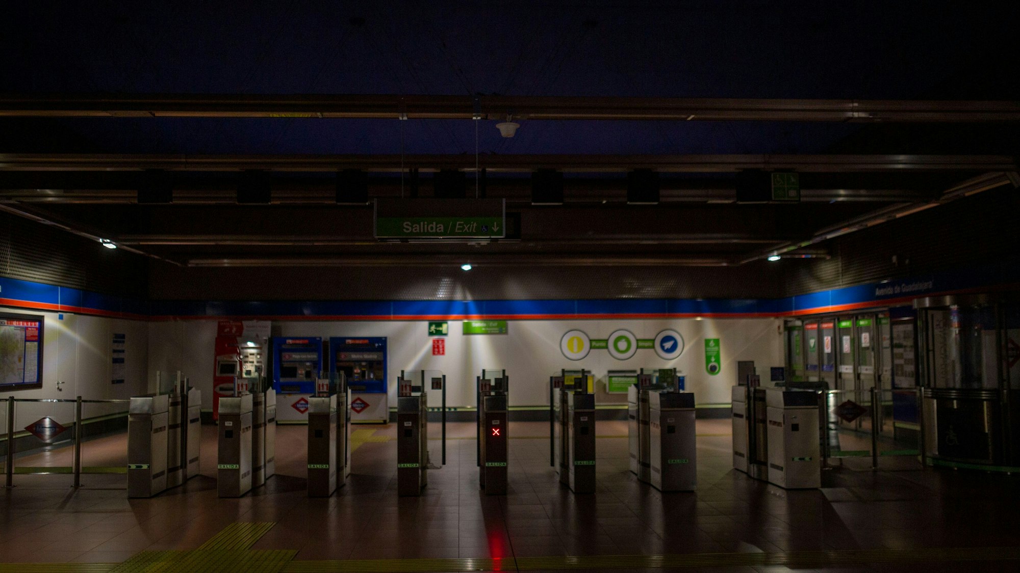 Menschenleere U-Bahn-Station während eines massiven Stromausfalls in der Hauptstadt. Betroffen sind weite Teile Spaniens und Portugals auf dem Festland.