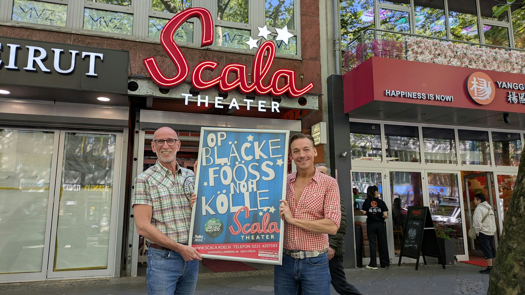 Ralf Borgartz und Arne Hoffmann vor dem Scala Theater.