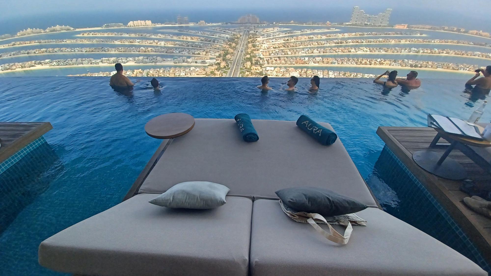 Blick auf die Palme vom Aura Skypool aus dem 50. Stockwerk des Palm Towers, in dem sich auch das Luxushotel The St. Regis befindet.