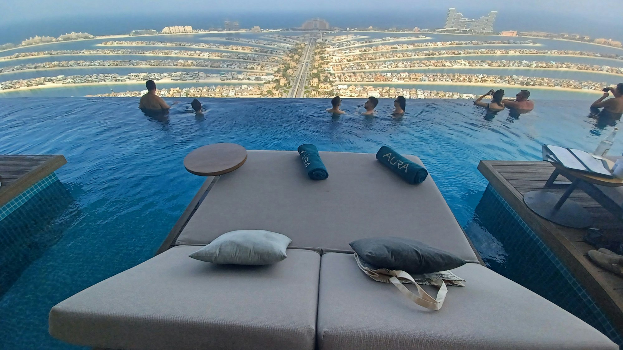 Blick auf die Palme vom Aura Skypool aus dem 50. Stockwerk des Palm Towers, in dem sich auch das Luxushotel The St. Regis befindet.