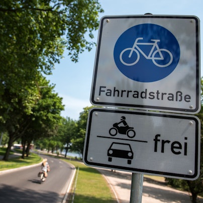28.05.2018, Hamburg: Ein Schild «Fahrradstraße» mit dem Zusatz «Motorräder und Autos frei» hängt an einer Fahrradstraße an der Außenalster. Der Ausbau zur Fahrradstadt geht dem ADFC in Hamburg nicht schnell genug. Foto: Daniel Bockwoldt/dpa ++ +++ dpa-Bildfunk +++