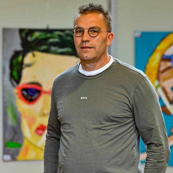 Jochen Viebahn vor seiner Ausstellung.