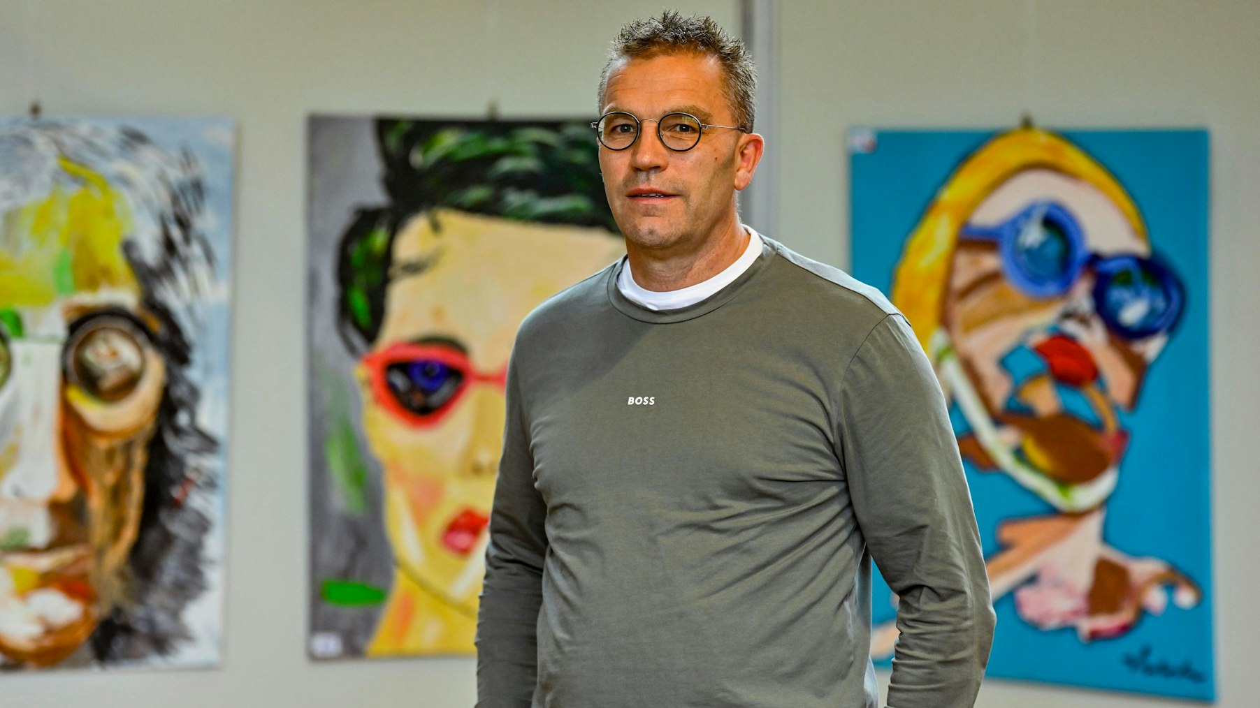 Jochen Viebahn vor seiner Ausstellung.