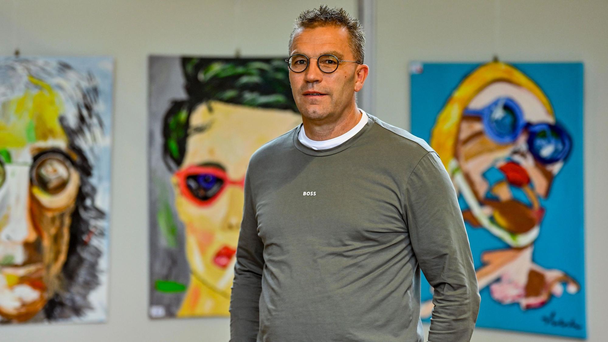 Jochen Viebahn vor seiner Ausstellung.
