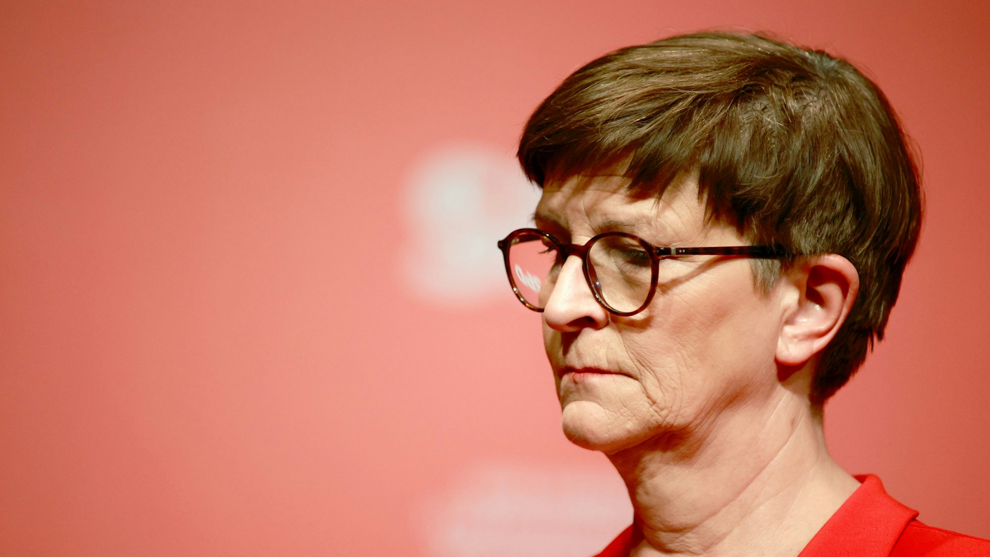 Saskia Esken, SPD-Bundesvorsitzende, hört zu bei der Dialogkonferenz zum SPD-Mitgliedervotum.