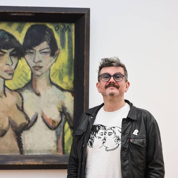 Der französische Karikaturist Luz bei der Vorstellung seines Comics ´Zwei weibliche Halbakte» vor dem gleichnamigen Bild im Museum Ludwig.