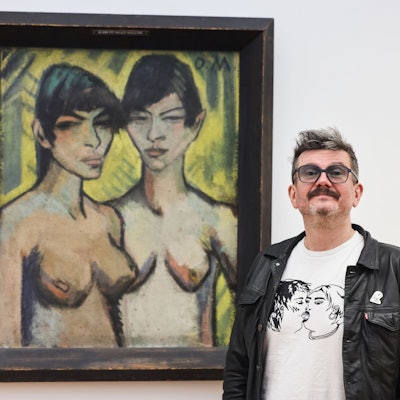 Der französische Karikaturist Luz bei der Vorstellung seines Comics ´Zwei weibliche Halbakte» vor dem gleichnamigen Bild im Museum Ludwig.