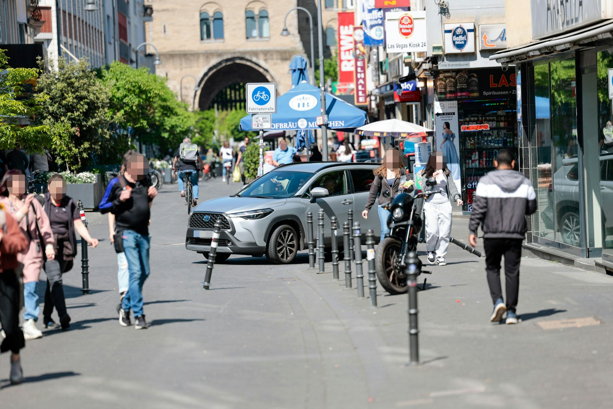 Konfliktzone Eigelstein: Fußgänger und Autofahrer kreuzen die Fahrradstraße.