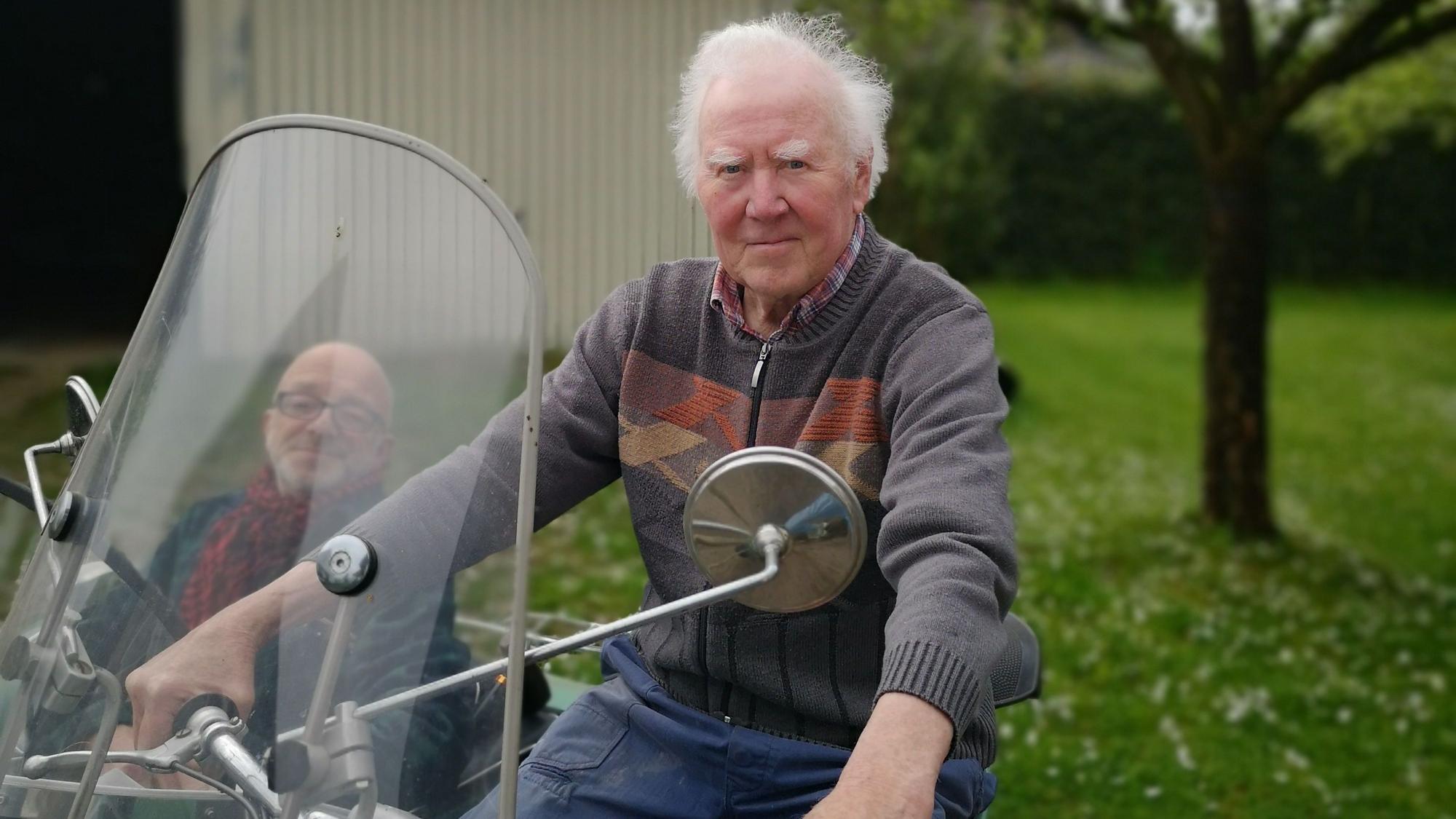 Philipp Stöcker (rechts) und sein Freund Ralf Schmidt auf seiner Zündapp.