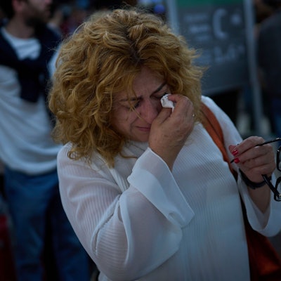 Paquita Gonzalez weint, während sie auf Informationen über die Zugabfahrten wartet