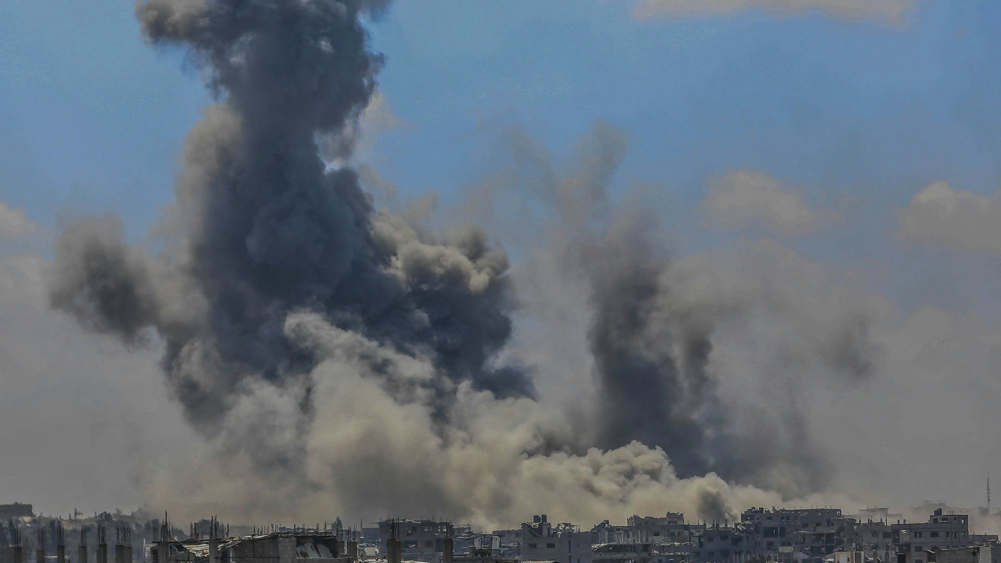 Nach einem israelischen Luftangriff in Gaza-Stadt steigt Rauch auf.