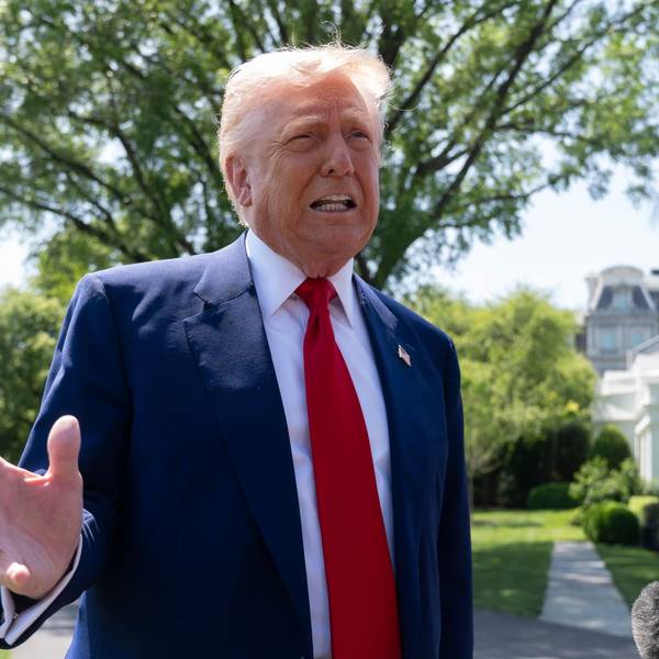 29.04.2025, USA, Washington: US-Präsident Donald Trump spricht zu Journalisten, als er das Weiße Haus auf dem Weg zu einer Kundgebung in Macomb County in Michigan, anlässlich des 100. Tages seiner zweiten Amtszeit verlässt. Foto: Manuel Balce Ceneta/AP/dpa +++ dpa-Bildfunk +++