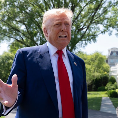 29.04.2025, USA, Washington: US-Präsident Donald Trump spricht zu Journalisten, als er das Weiße Haus auf dem Weg zu einer Kundgebung in Macomb County in Michigan, anlässlich des 100. Tages seiner zweiten Amtszeit verlässt. Foto: Manuel Balce Ceneta/AP/dpa +++ dpa-Bildfunk +++