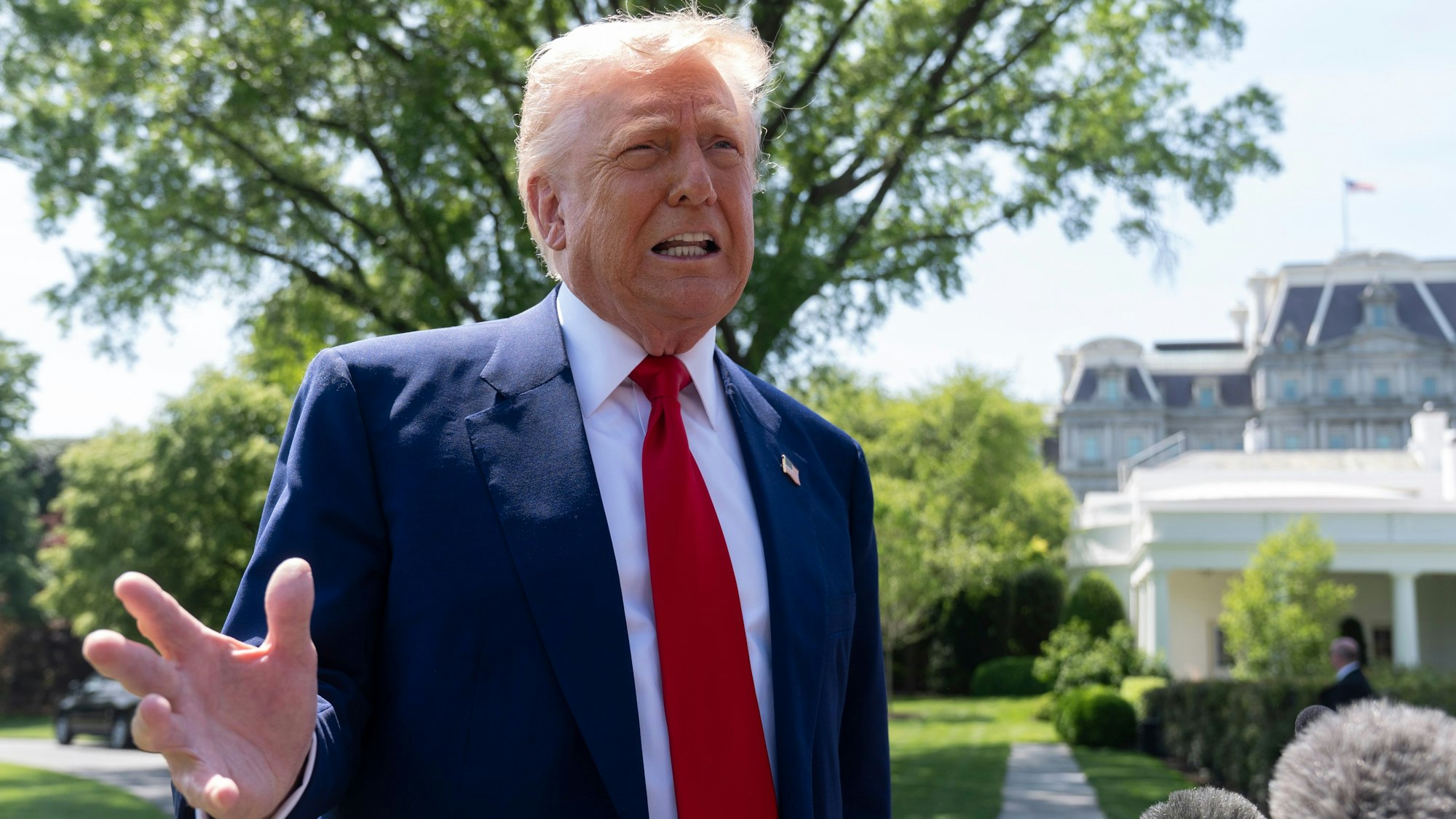 29.04.2025, USA, Washington: US-Präsident Donald Trump spricht zu Journalisten, als er das Weiße Haus auf dem Weg zu einer Kundgebung in Macomb County in Michigan, anlässlich des 100. Tages seiner zweiten Amtszeit verlässt. Foto: Manuel Balce Ceneta/AP/dpa +++ dpa-Bildfunk +++