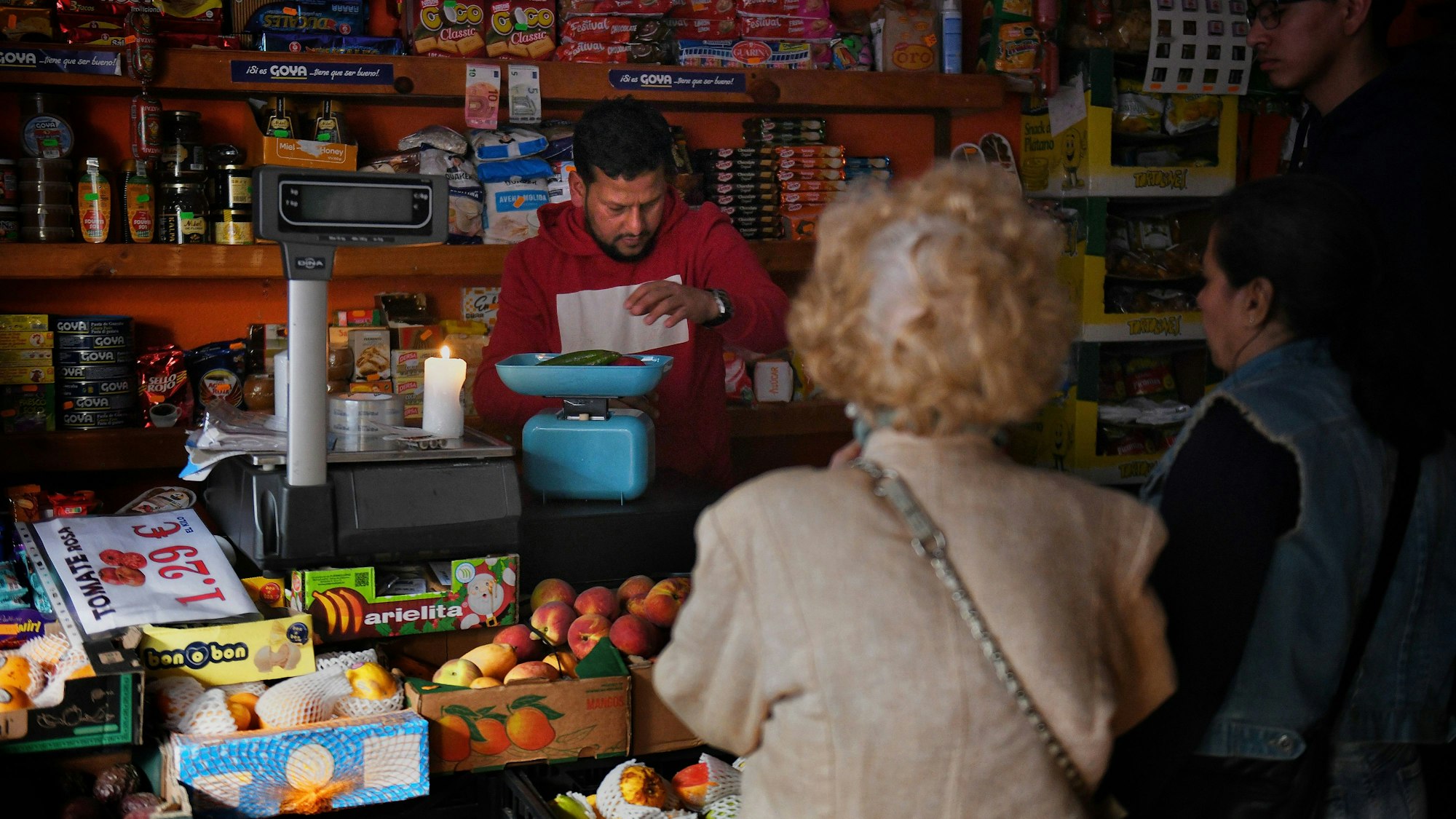 Madrid: Betrieb eines Obstladens in Madrid während des Stromausfalls.