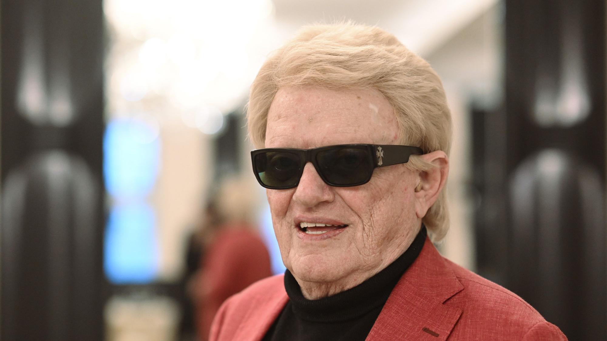 Sänger Heino steht anlässlich eines Pressetermins zu seiner Europa-Kirchentournee unter dem Motto „Die Himmel rühmen“ in einem Restaurant im Taschenbergpalais.