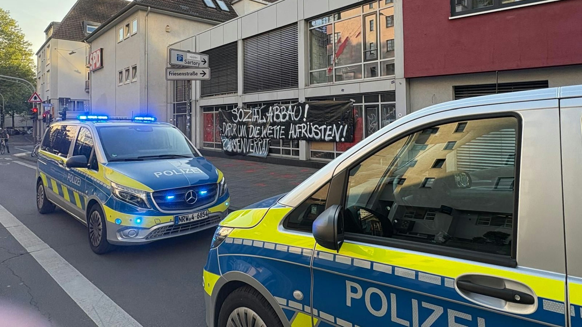 Einsatzwagen der Kölner Polizei stehen vor der SPD-Parteizentrale in Köln.