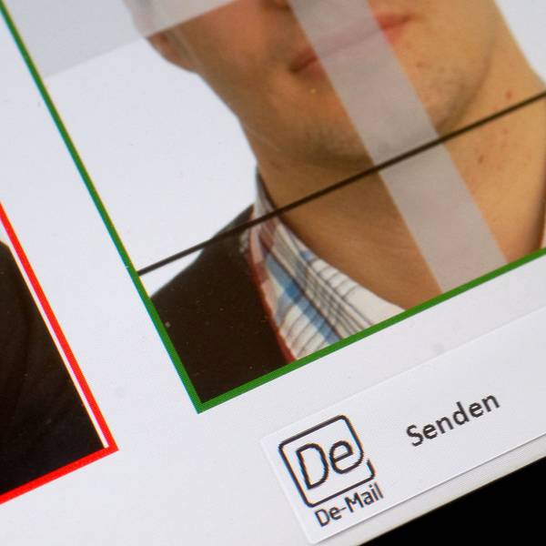 Ein digital aufgenommenes biometrisches Lichtbild wird auf einem Endgerät zur elektronisch verschlüsselten Übermittlung über eine sichere Verbindung via De-Mail angezeigt.