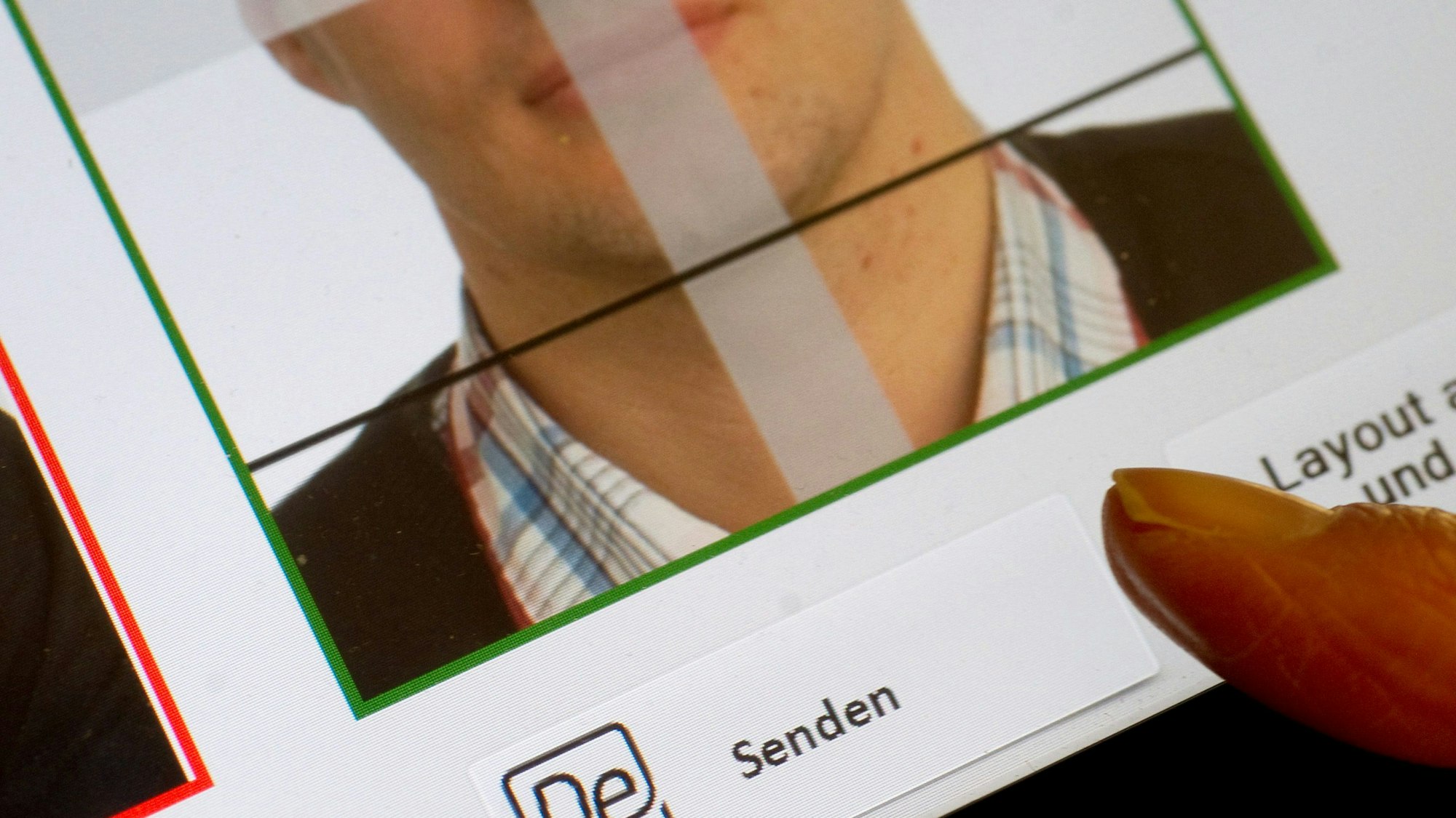 Ein digital aufgenommenes biometrisches Lichtbild wird auf einem Endgerät zur elektronisch verschlüsselten Übermittlung über eine sichere Verbindung via De-Mail angezeigt.