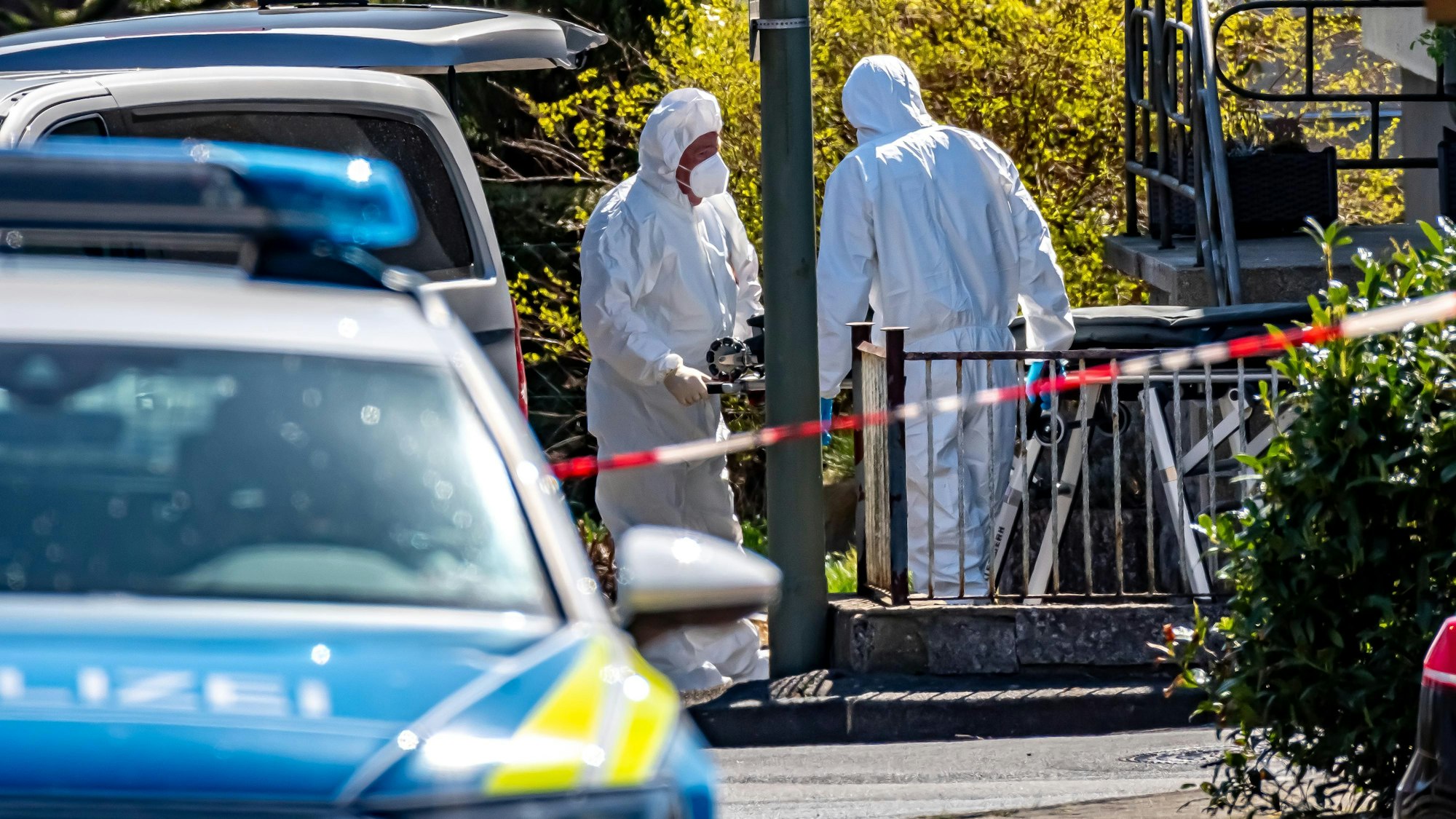 Spurensicherung und Polizei arbeiten in Weitefeld im Westerwald.