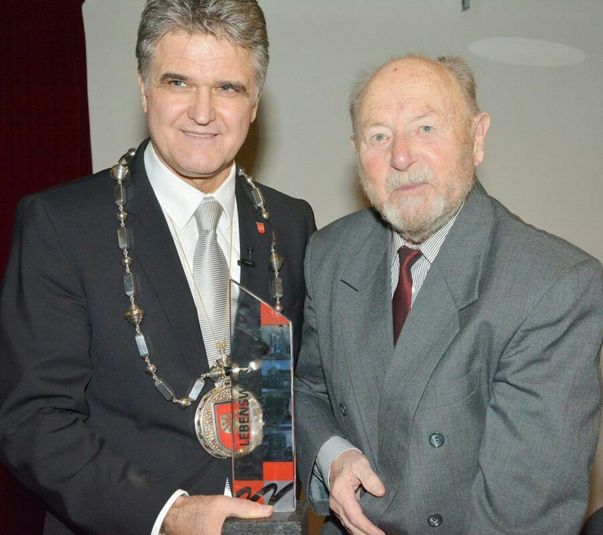 Claus Doering erhielt aus der Hand von Bürgermeister Erwin Esser die Ehrennadel der Stadt Wesseling.
