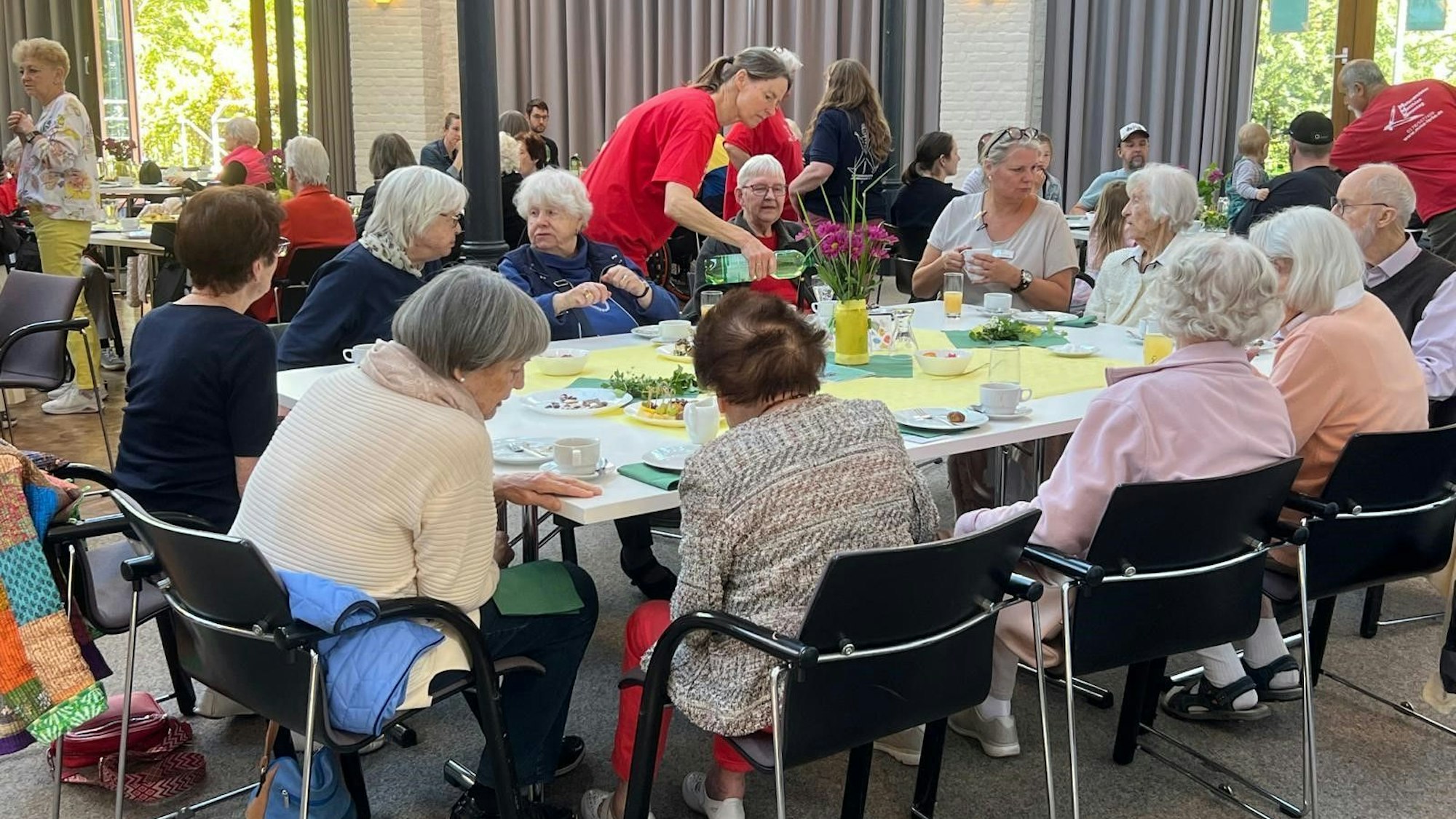 Der Verein Radeln ohne Alter stellte in der Meys Fabrik sein Projekt „Tischlein-Deck-Dich“ vor. Beim „Gespräch der Generationen“ gab es Fingerfood aus dem Interkult.