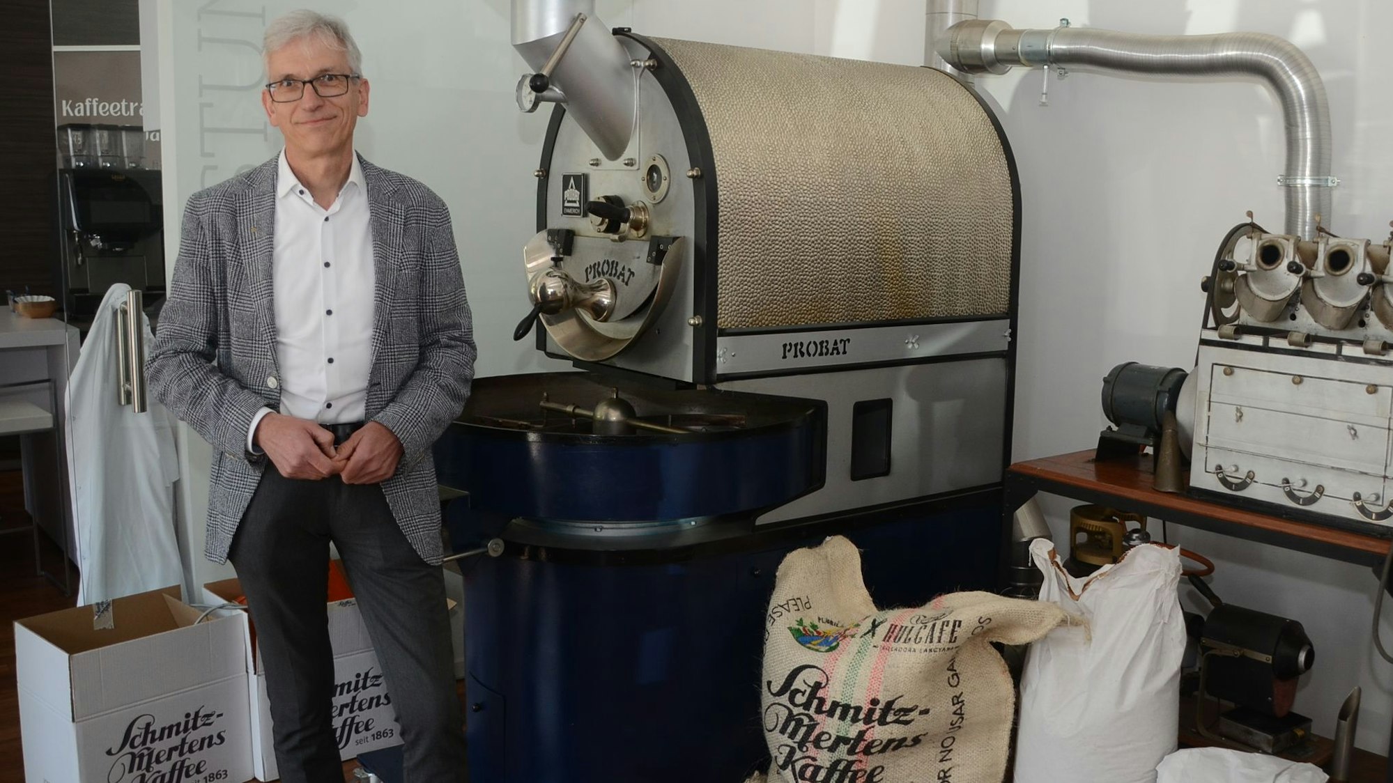 Wolfgang Schmitz-Mertens führt in Troisdorf das Familienunternehmen, die Kaffeerösterei. Ein ganzes Bündel an Ursachen führe zu dem deutlichen Anstieg der Kaffeepreise, erklärt er.