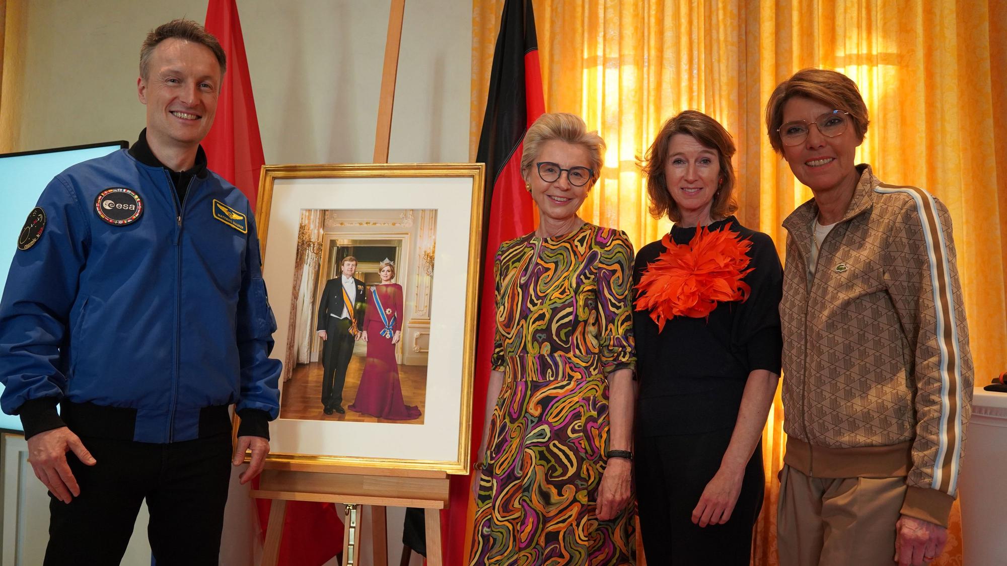 Matthias Maurer (von links), die niederländische Honorarkonsulin Rafaela Wilde, die niederländische Botschafterin Hester Somsen und Bettiner Böttinger.