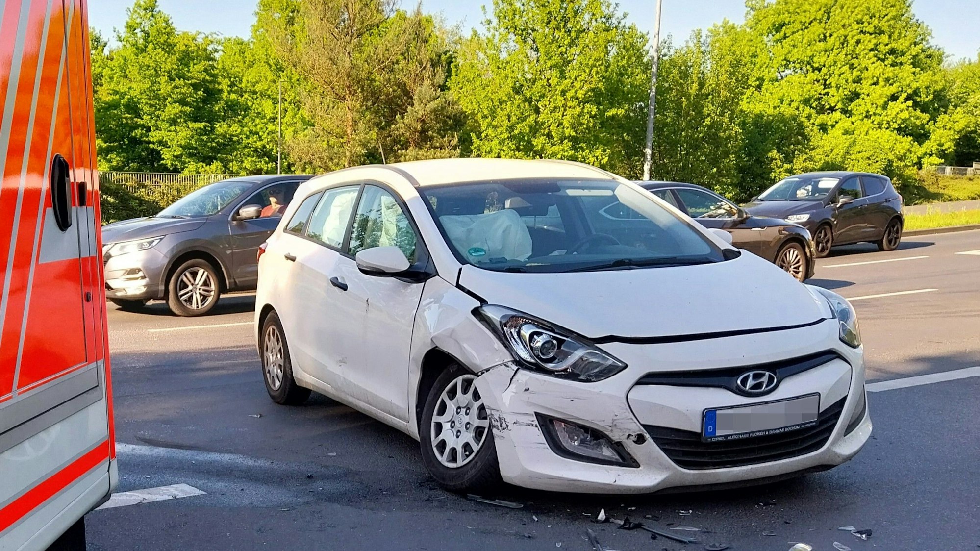 Bei einem Unfall in Sankt Augustin sind am Montagnachmittag zwei junge Männer verletzt worden.