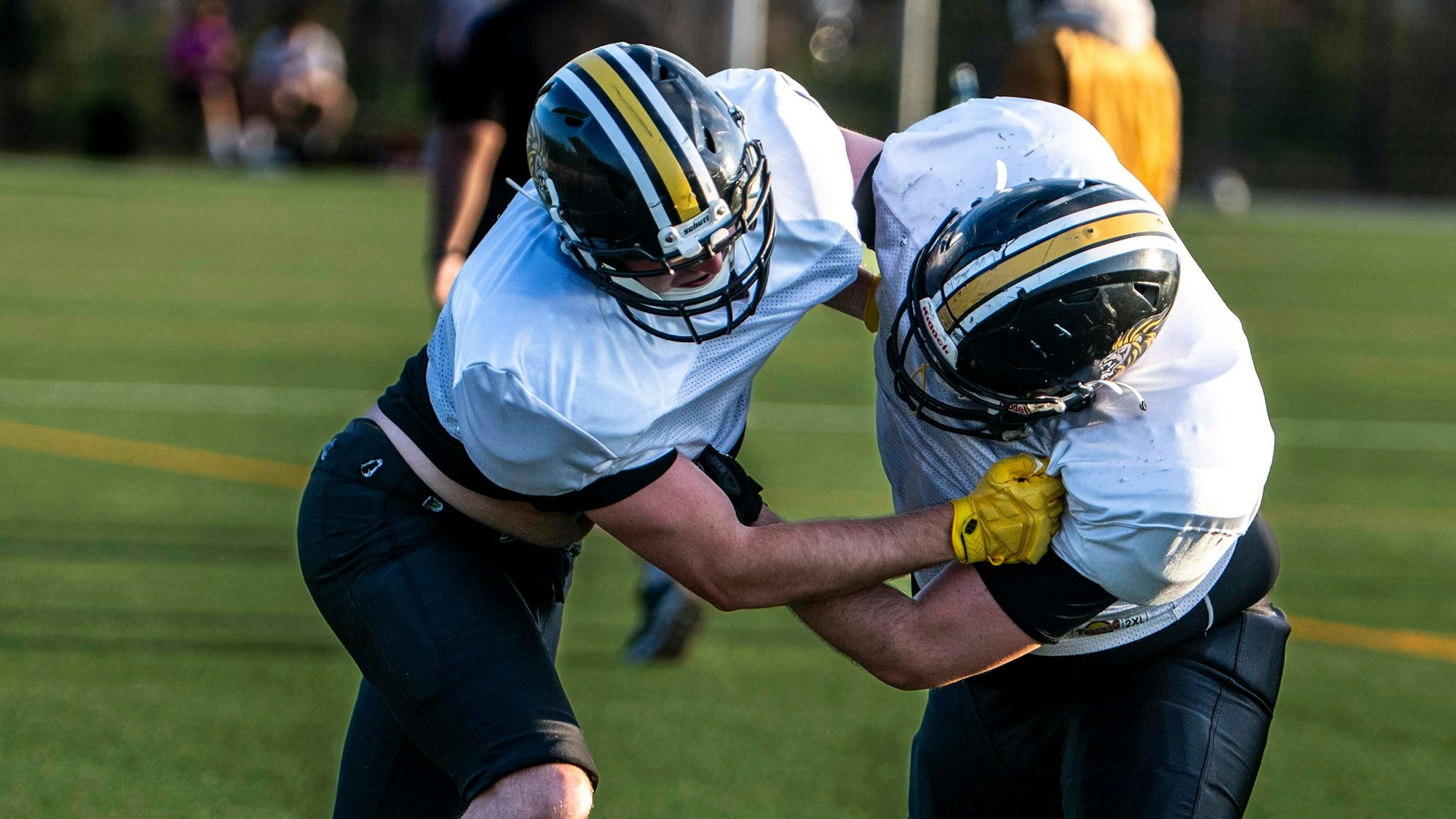 Zwei Footballer der Euskirchen Lions trainieren ein Tackling.