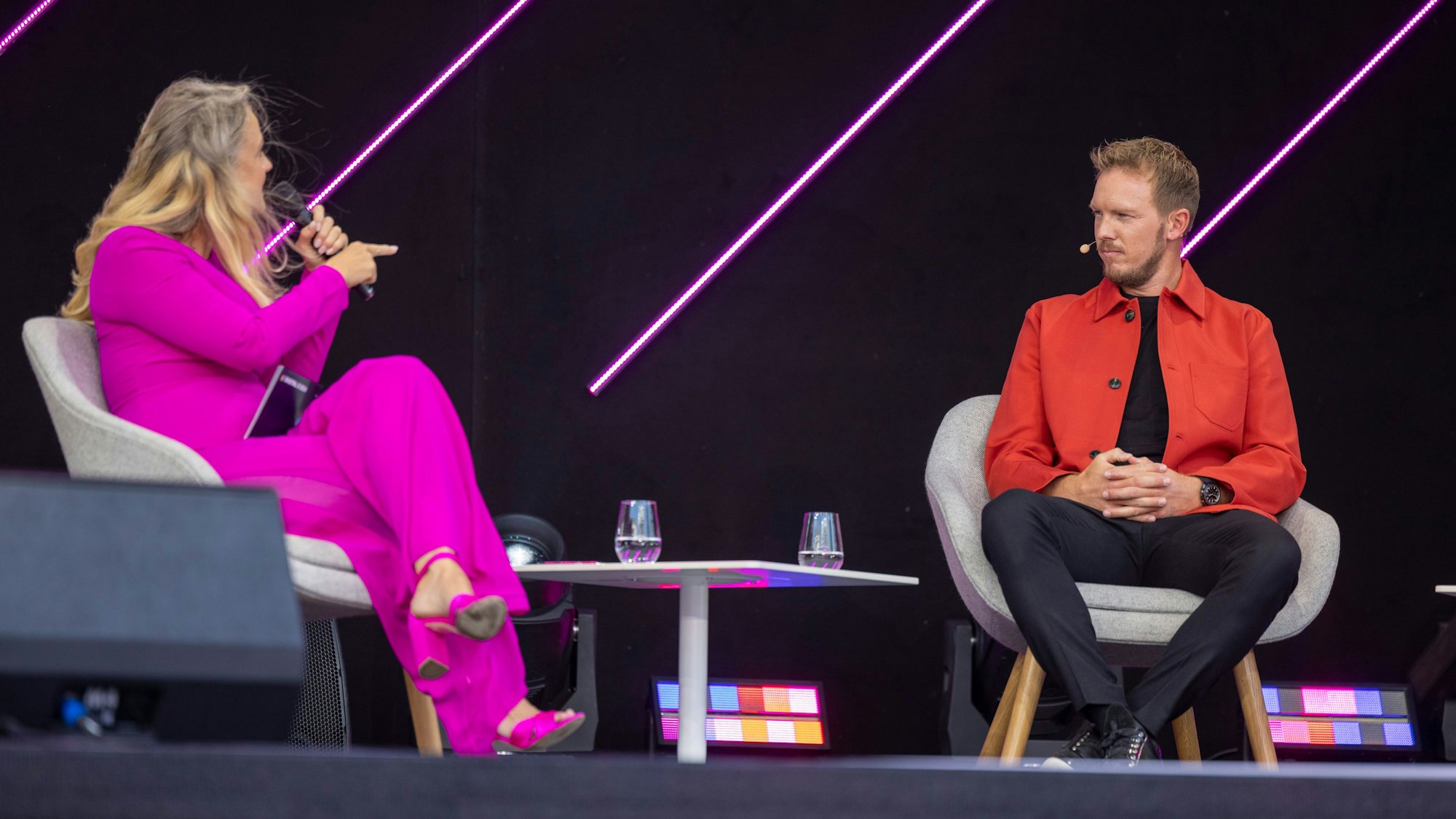 Barbara Schöneberger und Julian Nagelsmann auf der Bühne der „Digital X“.