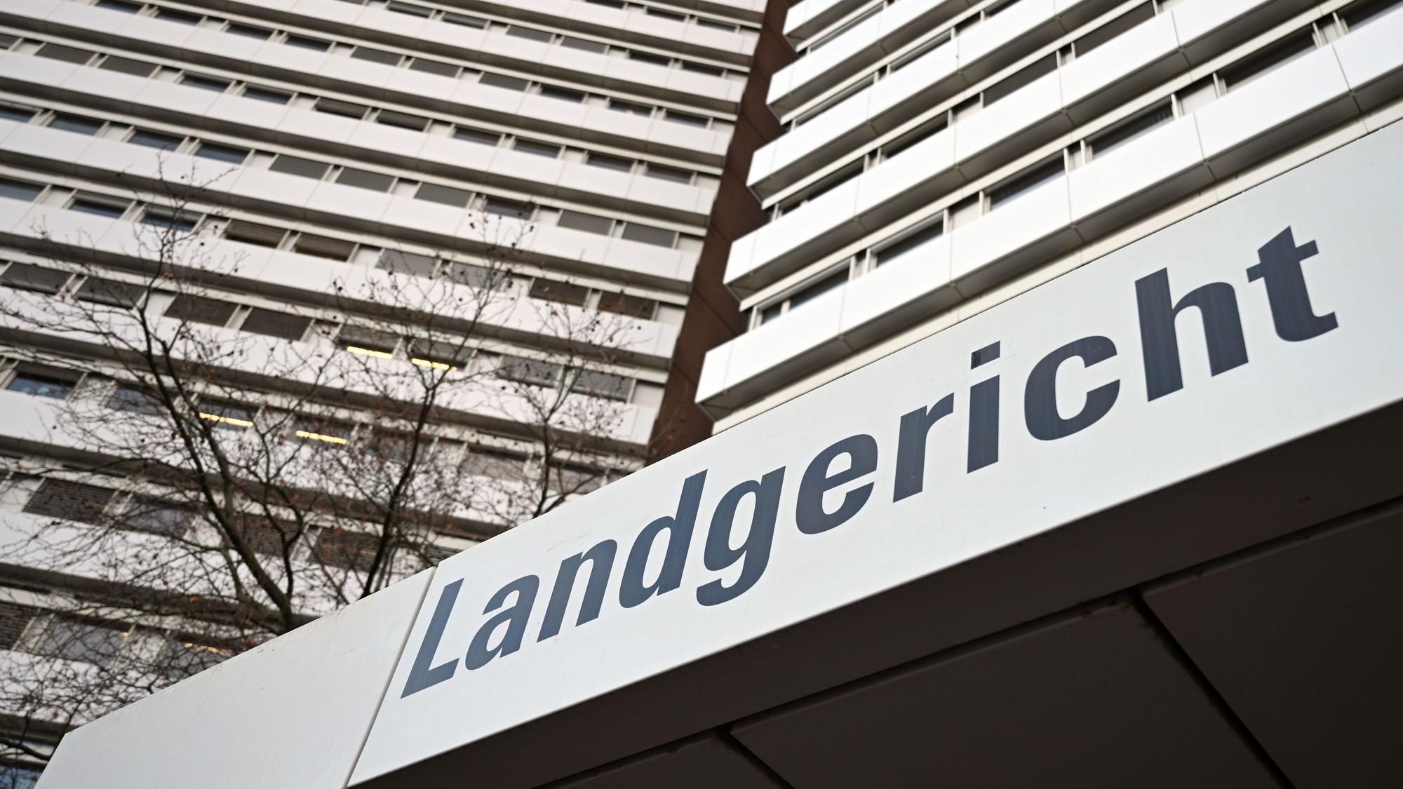 Ein Schild weist auf das Landgericht Köln hin.