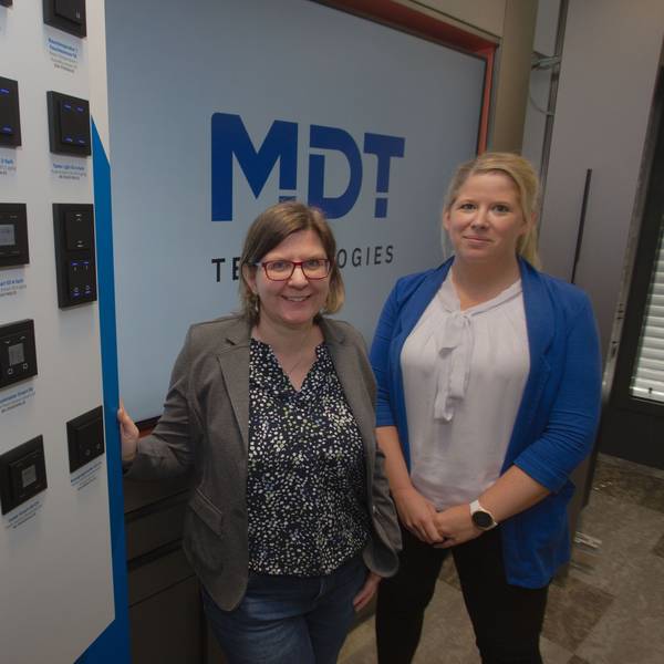 Freuen sich auf die Nacht der Technik bei MDT: Katrin Rosenthal (l.) und Yvonne Haase