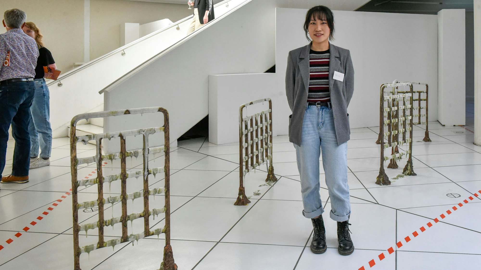 Auf dem Bild ist die Trägerin des Anerkennungspreises inmitten ihrer Werke zu sehen.