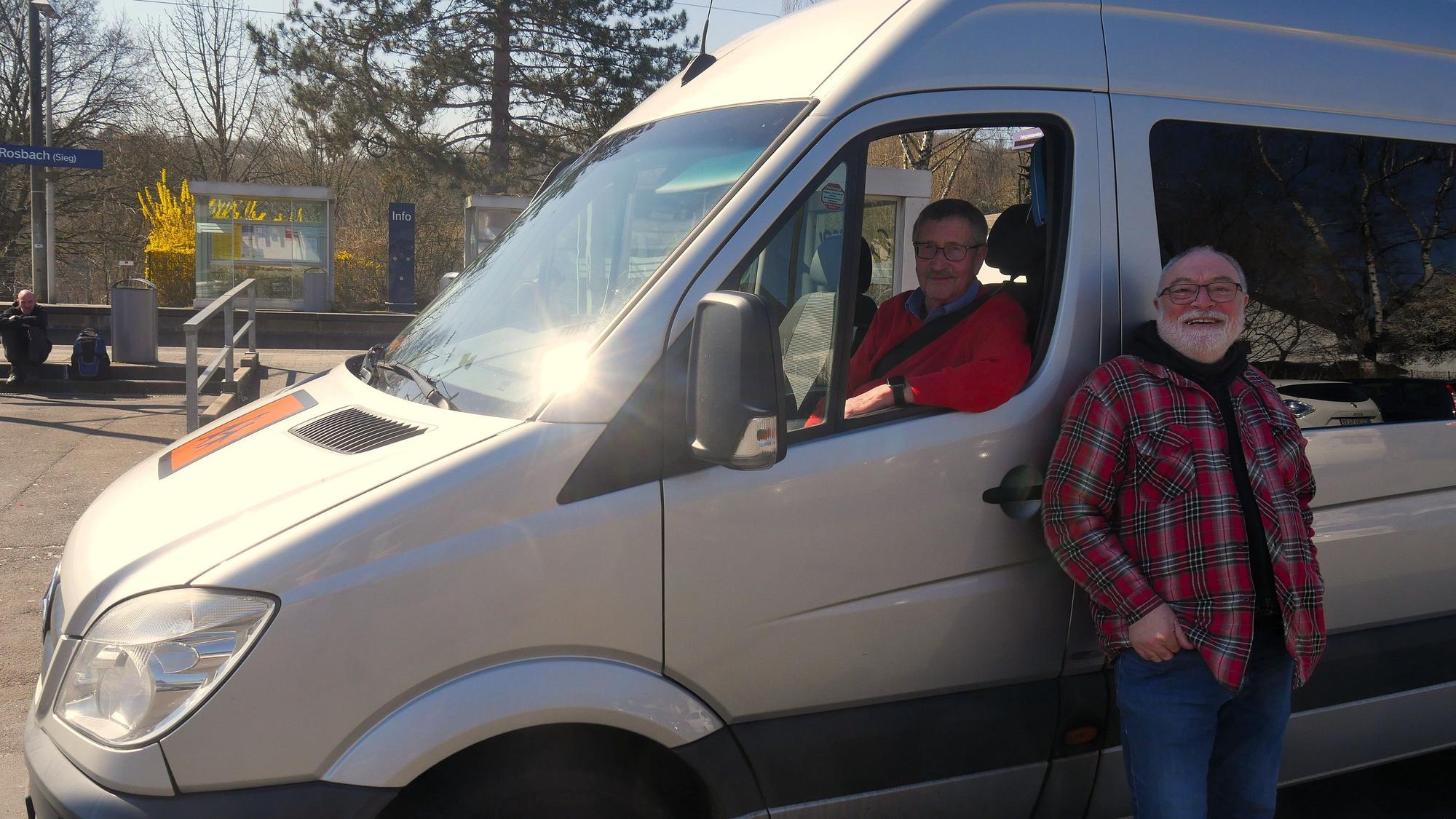 Windecker Linienbusnetz
Der ehemalige Schulamtsleiter der Gemeinde Dieter Niederhausen und Ewald Baum, ÖPNV-Fachmann der Mobilitätsgruppe der Klimainitiative Windeck