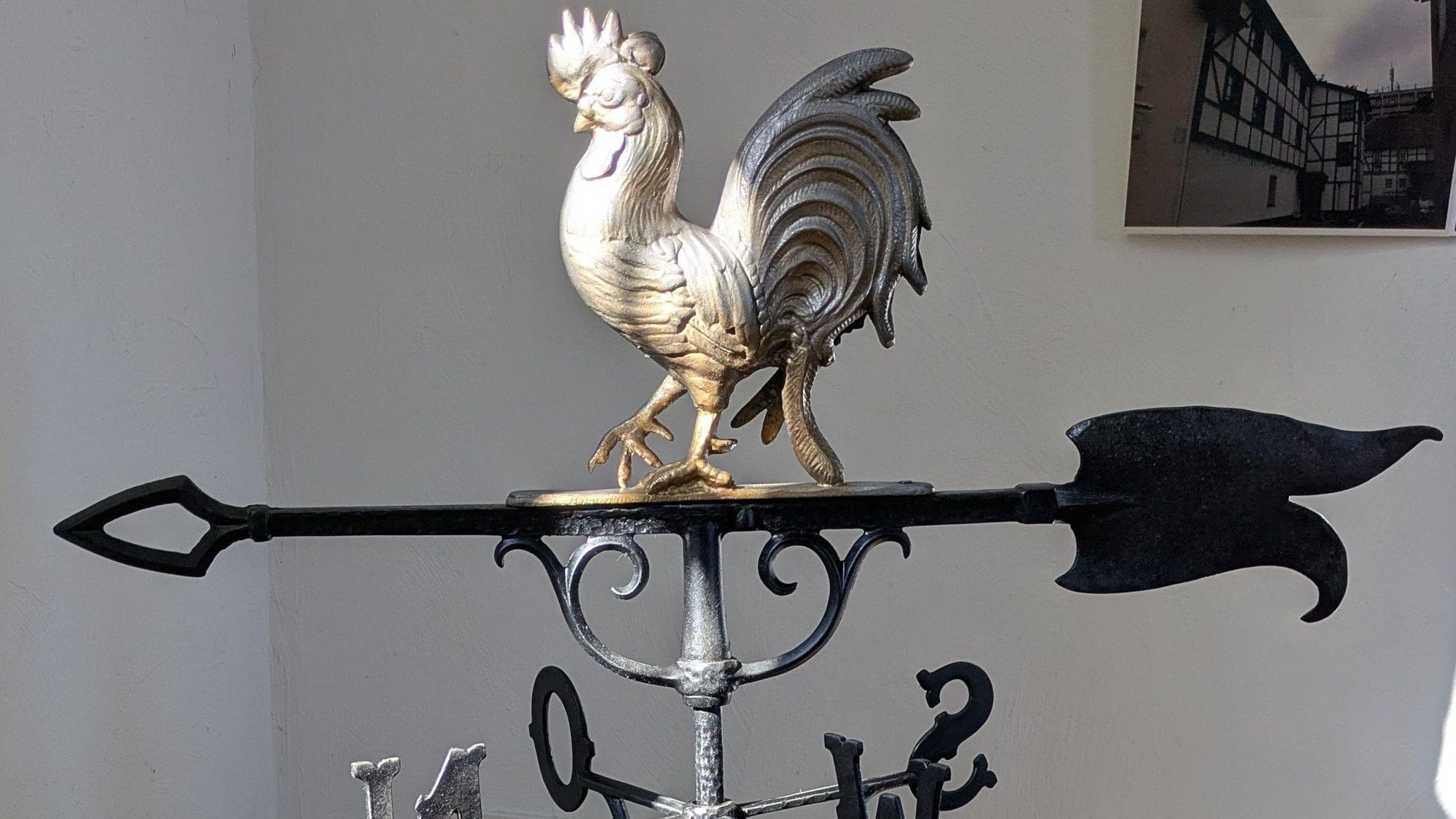 Der Wetterhahn konnte vom Förderverein ‚Haus der Alfterer Geschichte‘ gerettet werden und ist demnächst in der Sonderausstellung zum Thema Fachwerkhäuser zu sehen