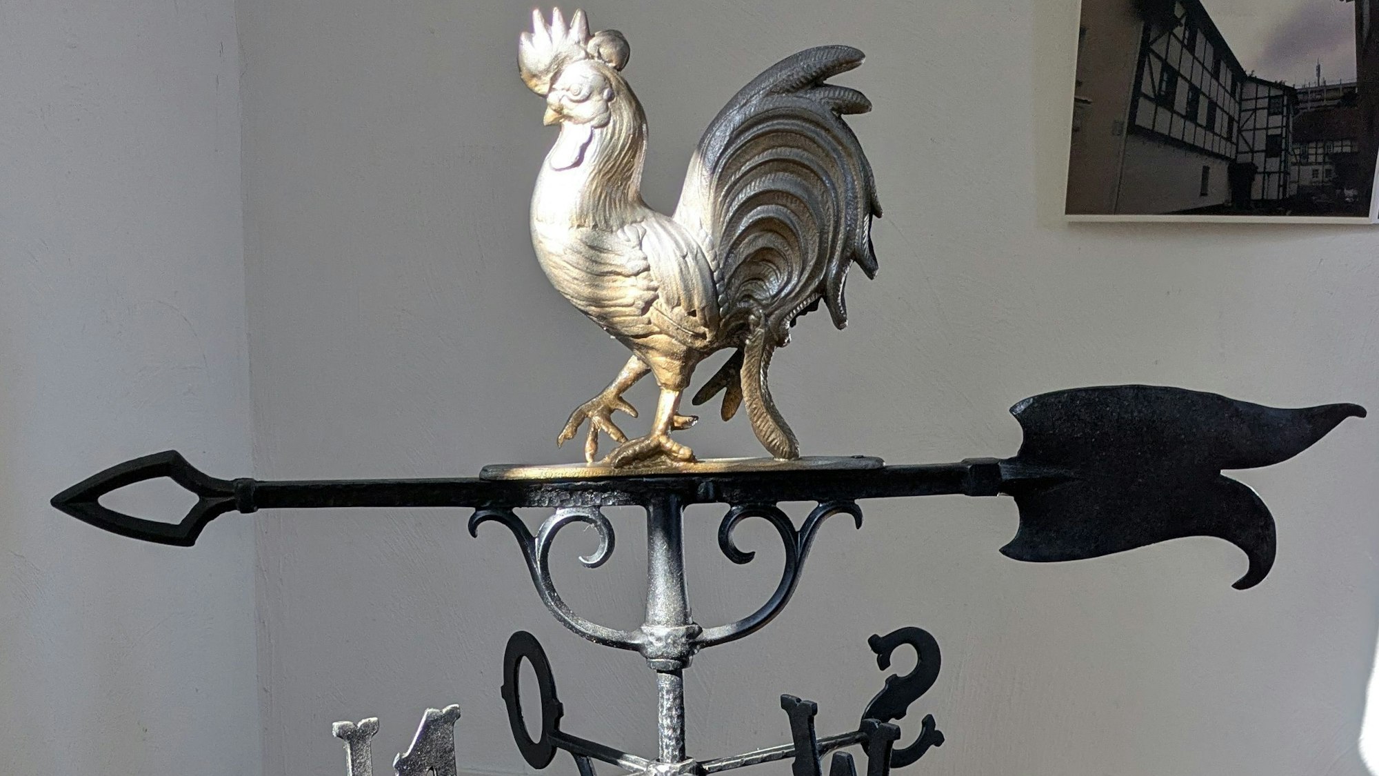 Der Wetterhahn konnte vom Förderverein ‚Haus der Alfterer Geschichte‘ gerettet werden und ist demnächst in der Sonderausstellung zum Thema Fachwerkhäuser zu sehen