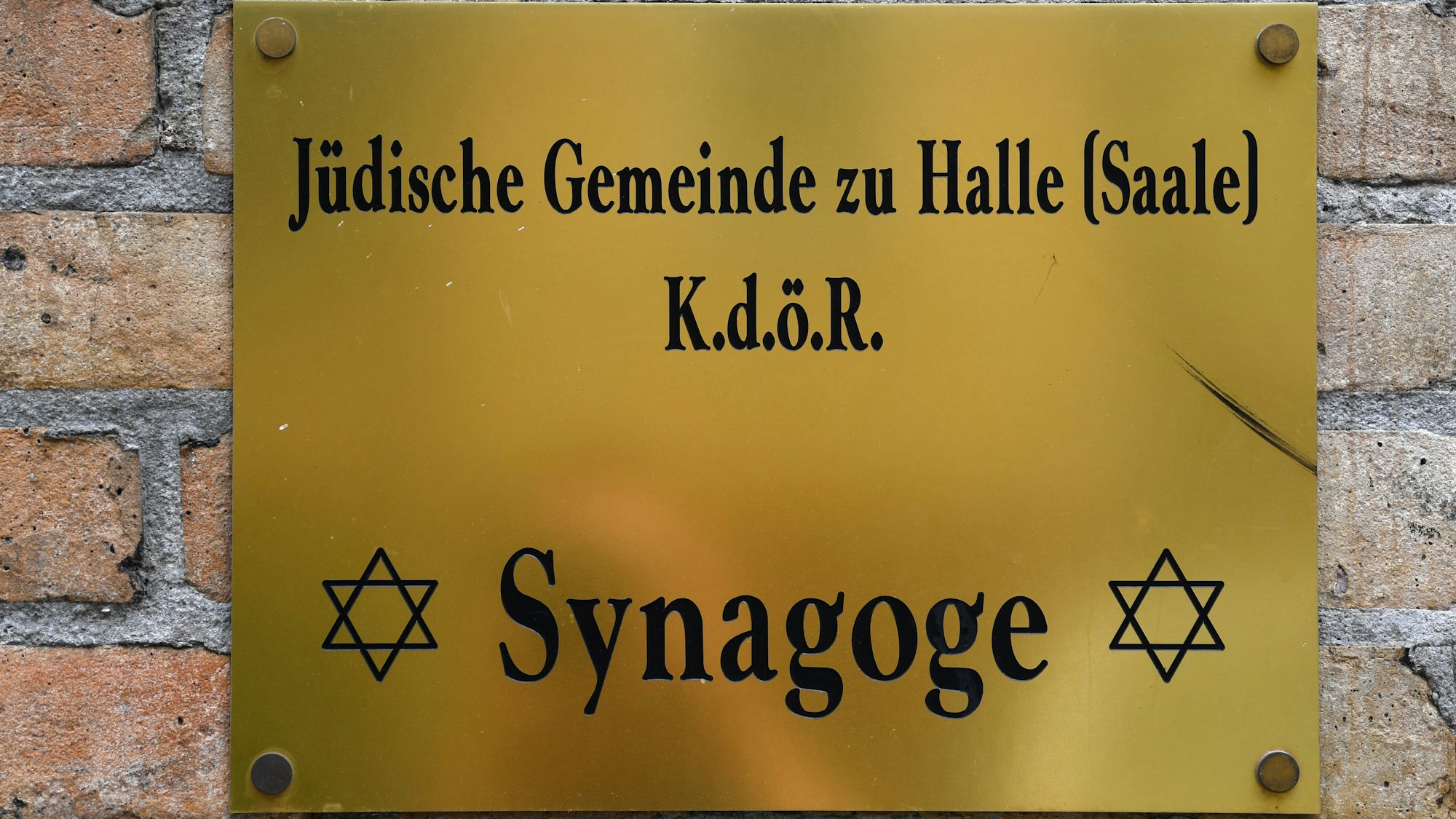 Blick auf ein Schild am Eingang zur Synagoge in Halle/Saale.
