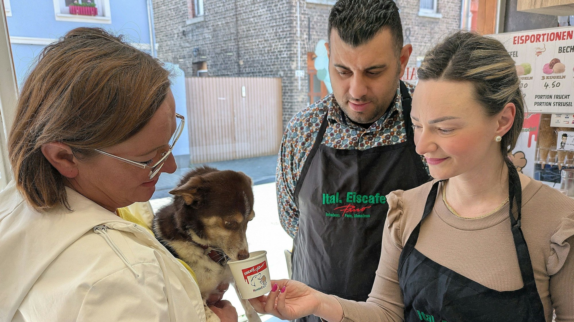 Rosalia und Francesco Messineo haben ein Eis speziell für Hunde. Hündin Luna schmeckt's.
