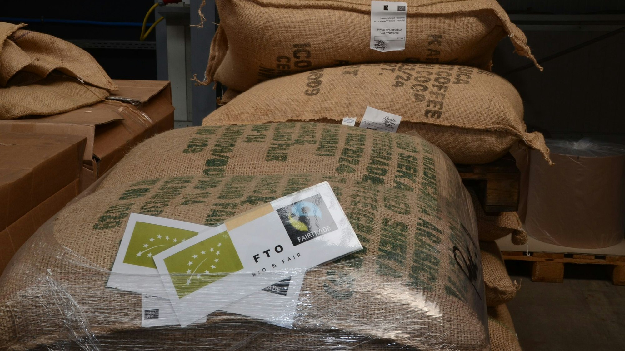 Wolfgang Schmitz-Mertens führt in Troisdorf das Familienunternehmen, die Kaffeerösterei. Ein ganzes Bündel an Ursachen führe zu dem deutlichen Anstieg der Kaffeepreise, erklärt er.