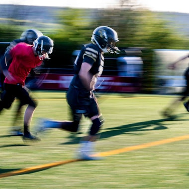Footballer der Euskirchen Lions laufen über ein Spielfeld.