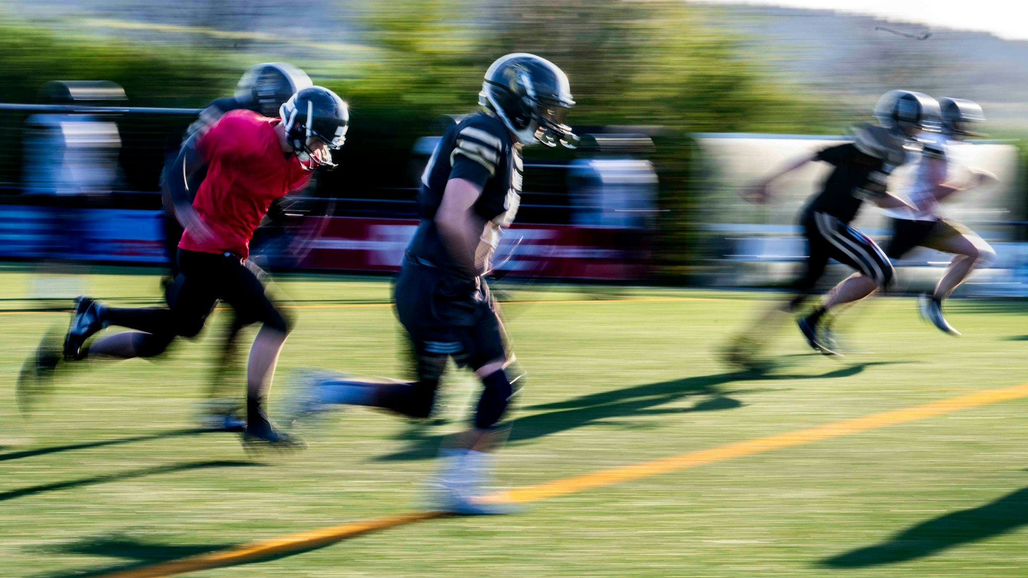 Footballer der Euskirchen Lions laufen über ein Spielfeld.